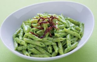 Pennette Piccanti al Pesto di Spinaci e Pomodori Secchi