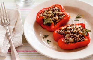 Peperoni Farciti con Quinoa Colorata e Fagioli al Rosmarino