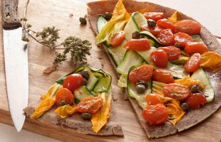 Pizza di Farro Senza Lievito con Zucchine e Fiori di Zucca