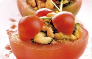 Pomodori Farciti con Zucchine in Succo all'Erba Cipollina