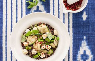 Quinoa con Feta Marinata, Zucchine allo Zenzero e Fave