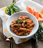 Rigatoni pasta with peas ragout