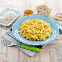 Risotto con cavolfiore, curcuma e mandorle a lamelle