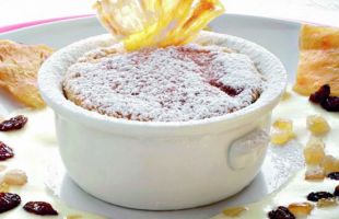 Soufflé di Panettone con Petali Croccanti all'Ananas