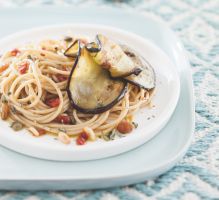 Whole spaghetti with dried tomatoes and fried aubergines