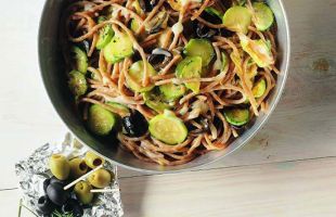 Spaghettini con Zucchine, Olive Nere e Taleggio