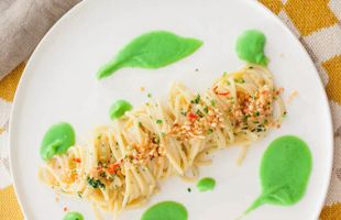 Spaghettoni aglio, olio e peperoncino con crema affumicata di broccoli e nocciole