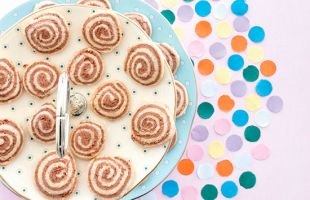 Baked bicolor "chiacchiere" spirals