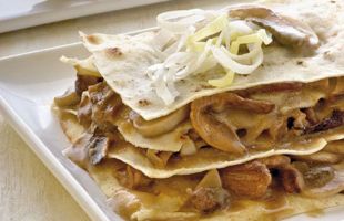 Layers of Carasau Bread with Mushrooms and Leeks