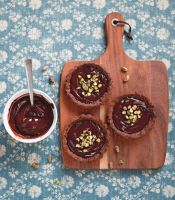 Buckwheat tartles with chocolate and pistachios