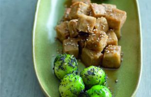 Tofu Croccante al Malto con Sesamo, Zenzero e Cavoletti