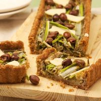 Torta salata ai cipollotti e olive taggiasche