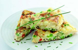 Tortilla di Patate e Piselli con Scalogni ed Erba Cipollina