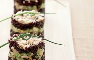 Tortini di Riso Nerone con Croccante di Mandorle e Semi