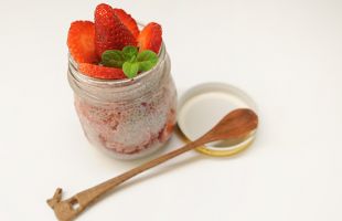 Vasetto di Crema ai Semi di Chia e Fragole