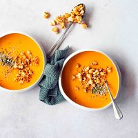 Vellutata di carote e zucca arrosto con semi e popcorn