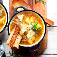 Zuppa di cipolle, patate e scaglie di parmigiano